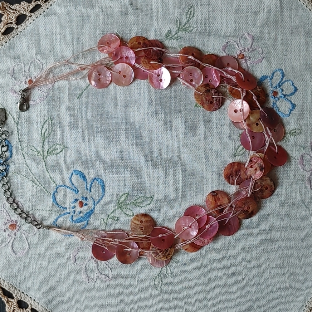 ♦️3 for $15 Pink button shell necklace - Picture 6 of 9